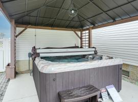 Hot Tub, Lake Access, and Dock Port Clinton Retreat, hotel in Port Clinton