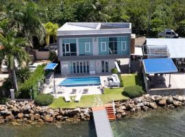 Ocean Front Luxury Villa with Pier and Heated Pool - Self Check In - VJ1, hotel v destinaci Cabo Rojo