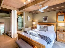 Coastal Couple Retreat - Gas Log Fireplace - Sleeps 2 - Ocean Grove, hotel di Ocean Grove
