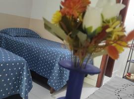 Suíte privativa no Bairro Custódio Pereira próximo ao Campus Umuarama UFU, hotel in Uberlândia