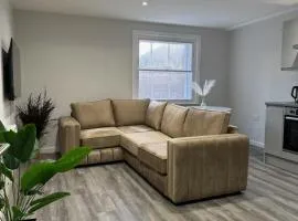 Spacious Liverpool Getaway - Modern 2-Bed Sleeps 10, Perfect for Groups & Families