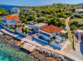 Family friendly seaside apartments Iz, Iz - 22025, ξενοδοχείο σε Veli Iz