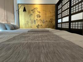 家族で貸切The Feet Dogo築70年日本文化的源泉掛け流しの温泉宿道後温泉徒歩7分大正ロマンの調度品家族団らん, hotel s jacuzzi v destinaci Macujama