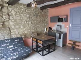 Studio dans maison de village au calme โรงแรมในDio-et-Valquières