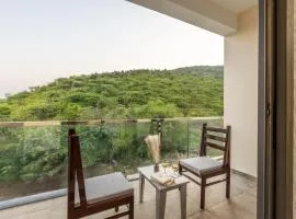 Alaya Stays with Balcony & Hill View - Lake City Heights