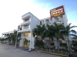Hotel Sannidhi Emerald, hotel v destinaci Raigīr