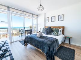 Luxury Beachfront Apartment in Blouberg, 304 The Waves, готель у місті Блуберґстранд