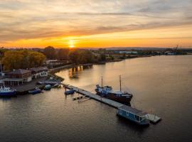 Houseboat GDY-50, dom na wodzie z sauną i jacuzzi