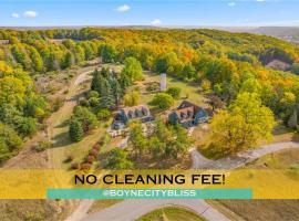Farmhouse 1918 Grand Retreat for 12 people with Lake Views, hotel a Boyne City