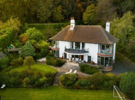 Hawkwood Court - with Hot Tub, Cinema, Gym, Games Room & Outdoor Kitchen, hótel í Scarborough