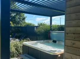 Roulotte du puits avec jacuzzi et sauna privatif