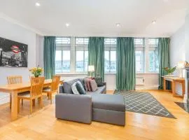 Nelson's Pad - Trafalgar Square - by Frankie Says