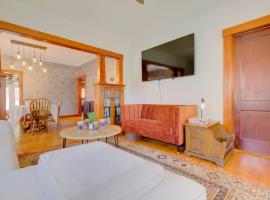 The Charming Bungalow 2BD 1BTH, отель в городе Манхэттен