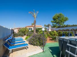 Sirena Apartment in Luxury Villa with Shared Pool, hotel v destinaci Torre Lapillo