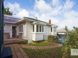 Charming Takapuna Residence