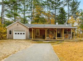 12 Mi to Mt Sunapee Ski Resort Cozy Cottage!, hotel with parking in New London