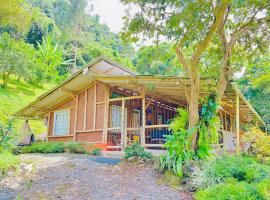 Hospedate entre Cascadas, Senderos y Paisajes Naturales, hotel a Jardín