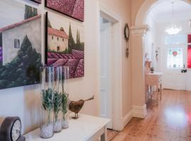 Azalea Cedar-Rose Barossa Valley Villa、Lyndochのゴルフ場併設ホテル
