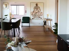 Waterfront home with outdoor spa bath and mountain views - 5 min drive to city, hotel com spa em Montagu Bay