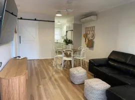 'Rocks Retreat' - Dunbar Court Unit 2 - Renovated & Centrally Located