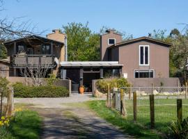 Peaceful Nelson getaway - spa pool, space & views, hotel spa a Nelson