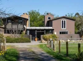 Peaceful Nelson getaway - spa pool, space & views