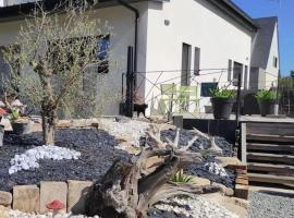 Studio Mado proche centre ville questembert, hotel v destinaci Questembert