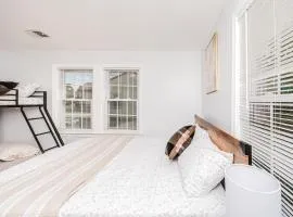Apt 2BR Quincy Hideout w Balcony, Bathtub, TV near Wollaston Beach 74L