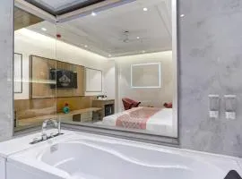 Newly Built Gold The Royal With Rooftop Restaurant - 2Mins Walk From New Delhi Rail Station & 5Mins from Connaught Place