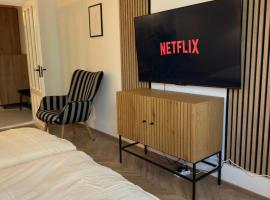 One Room Apartment- Self Check-in 24h、レシツァの自炊式の宿泊施設