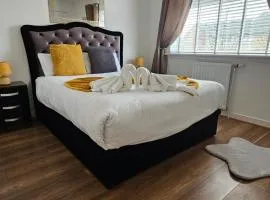 Silverburn new house with free parking and nice garden