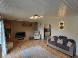 Geräumig ausgelegte Ferienwohnung in der oberen Etage mit Bergblick vom privaten Balkon