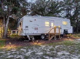 Half Moon Lake Retreat, hotel in Melrose