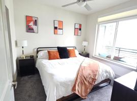 Beautiful Condo on Riverwalk w King Ste free parking pet friendly Centrally Located, kondo di San Antonio