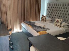 A47 self catering apartment inside Bains Lodge, cabană din Bloemfontein