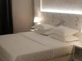 غرفة فاخرة مع دورة مياه ومطبخ بحي الضاحية