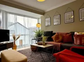 Boho Modern Entire House in Southampton - Sleeps 13 - 5 Bedrooms - 7 Beds - Overlooking the original city walls -walking Distance to the city centre & Cruise Terminals - Private garage