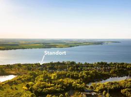 Gemütliche Ferienhütte am See mit großem Garten, hotel in Rechlin