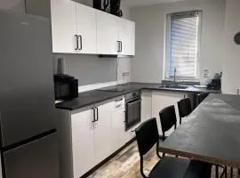 2-Zimmer Wohnung, Parkplatz und Terrasse, Nah A10 und Berlin