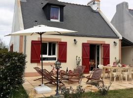 Maison au calme dans village fleuri - Jardin clos、Locmariaのヴィラ