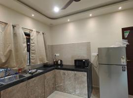 The Sharva 3 by Shiva stays with Open Air Bathtub, Close to Varca beach, hotel en Varca