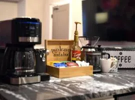 HostWise Stays - 2 King Beds, Free Street Parking, North Side Gem