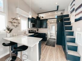 Beautiful and Elegant River Front Cottage: Reno'da bir otel