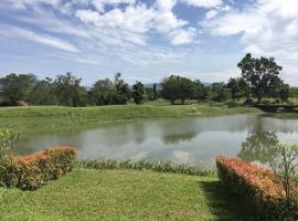 MIDST 2 ROYAL HILLS GOLF COURSE AND SPA, hotel i Nakhon Nayok
