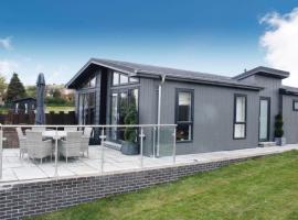 Nyth Glan y Môr, Modern Luxury Lodge with Hot Tub, hotel en Pembrokeshire