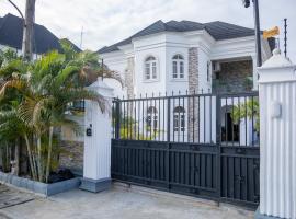West End Mansion, hotel v destinaci Ikuata