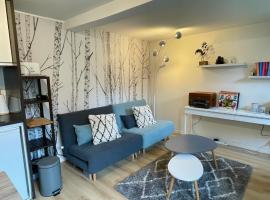 Maisonnette dans jardin partagé, hotel in Colombes