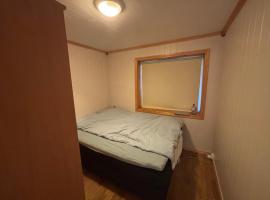 Rom til leie i sentrum, ingen parkering, ξενοδοχείο σε Harstad