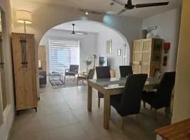 Town Centre Bright & Spacious apt