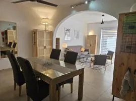 Town Centre Bright & Spacious apt